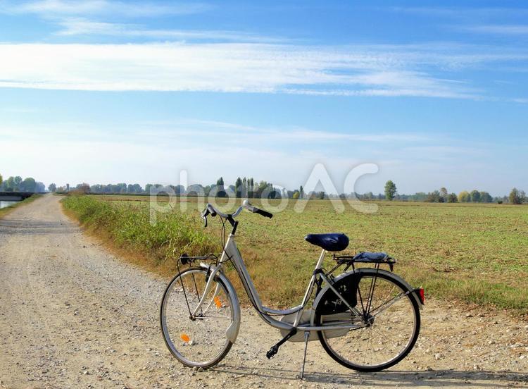 北イタリアの田園風景とサイクリング イタリア,建築物,自転車の写真素材