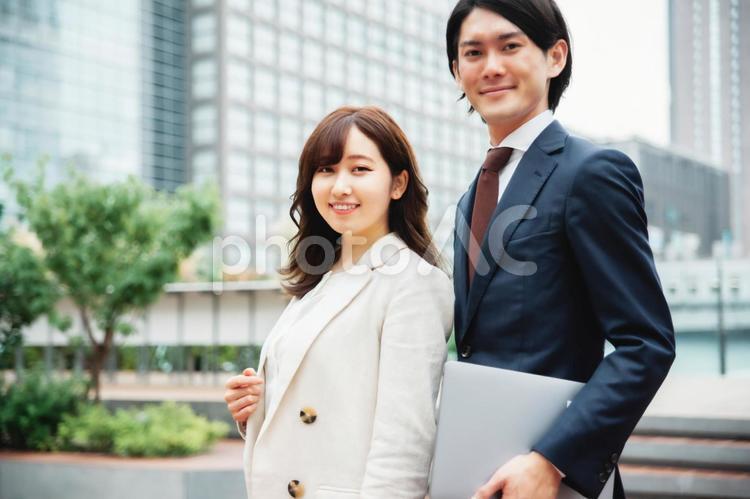 都会のビジネスマン、ビジネスウーマン（ノートPC） ビジネス,ビジネスマン,スーツの写真素材
