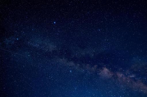 夏の大三角と天の川の星空 夏の大三角と天の川の星空 天の川,夏の大三角,星空の写真素材