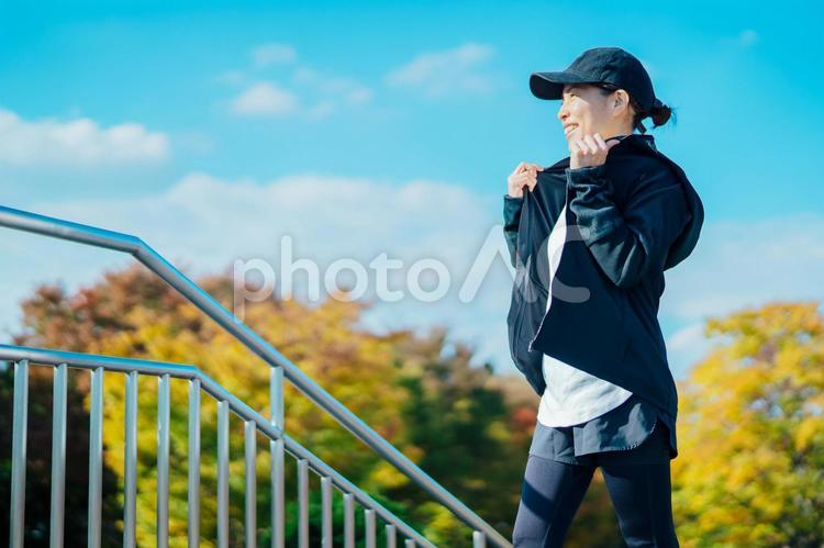 トレーニングするスポーツウェアを着た女性 スポーツウェア,運動,パーカーの写真素材