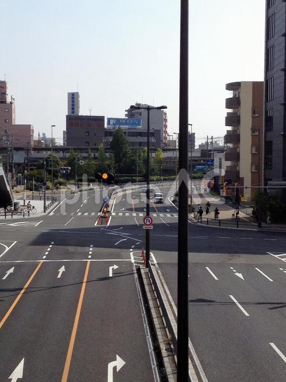 街中の大通り 道,街,車の写真素材