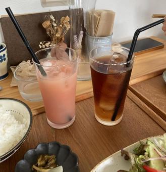 アイスティーとグァバジュース〜外食 アイスティーとグァバジュース〜外食 ドリンク,休憩,カフェの写真素材