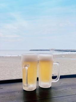 海の家の屋外テラスで飲む生ビール 海の家の屋外テラスで飲む生ビール 海の家,ビーチ,テラスの写真素材