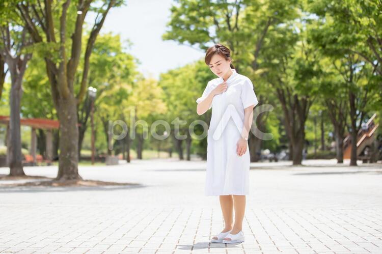体調不良の白衣の女性 看護師,ナース,感染の写真素材