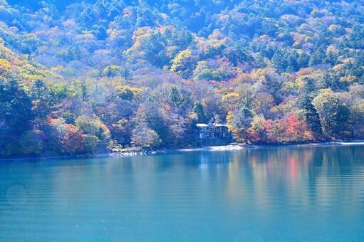 奥日光の紅葉（中禅寺湖、男体山） 紅葉,秋,風景の写真素材