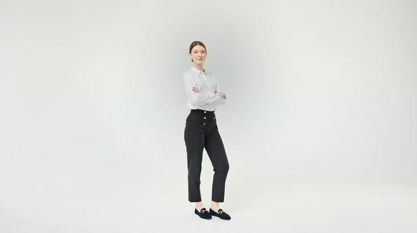 腕組みをしてカメラ目線の女性 腕組みをしてカメラ目線の女性の写真