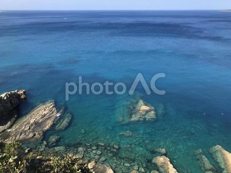 崖の上からの透明で青い海と水平線 海,海景,崖の写真素材