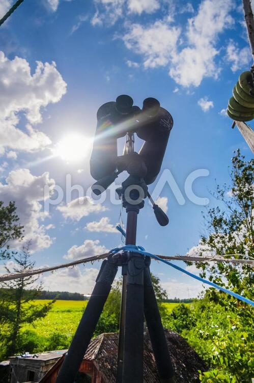 双眼鏡と大自然 双眼鏡,望遠鏡,青空の写真素材