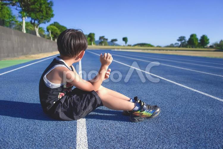＜素材＞陸上競技の練習中に休憩する少年 子供,男の子,陸上の写真素材