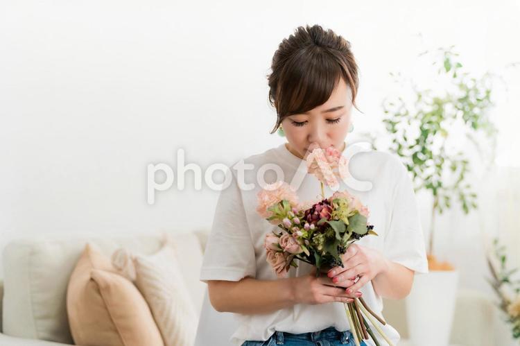 花の匂いを嗅ぐ日本人女性（結婚記念日） 母の日,花束,匂いの写真素材
