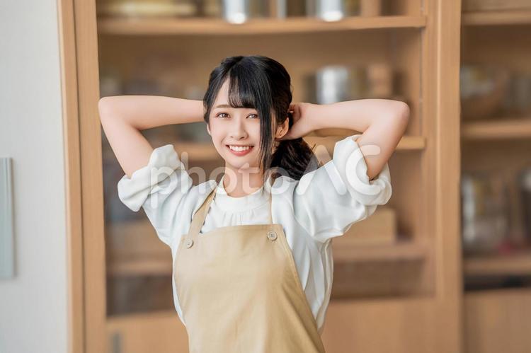 笑顔で髪の毛をかき上げる若い女性料理人 バレンタイン,バレンタインデー,チョコの写真素材