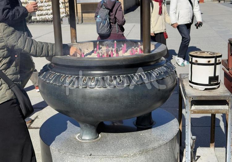 不忍池弁天堂　線香立て 蓮池,2月,冬の写真素材