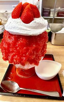 ひみつ堂、いちごと生クリームのかき氷 ひみつ堂、いちごと生クリームのかき氷 かき氷,いちご,生クリームの写真素材