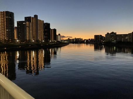 夕焼け 夕焼け 夜景,風景,川の写真素材