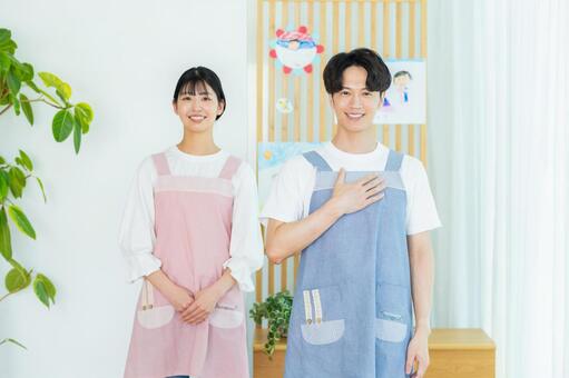 エプロンをして働く人 保育士,笑顔,エプロンの写真素材