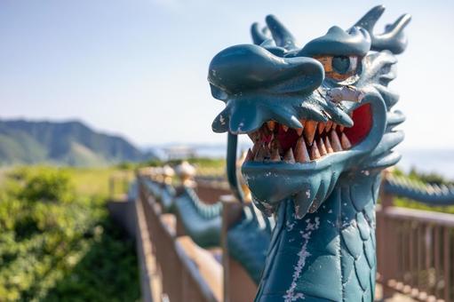 竜飛崎の龍見橋の竜 竜飛崎の龍見橋の竜 竜飛崎,龍見橋,青空の写真素材