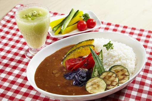 夏野菜カレーとキウイスムージー 夏野菜カレーとキウイスムージーの写真