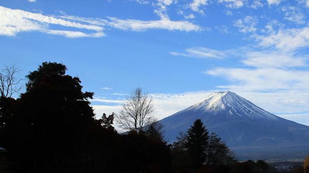 河口湖畔11月朝の富士山の写真