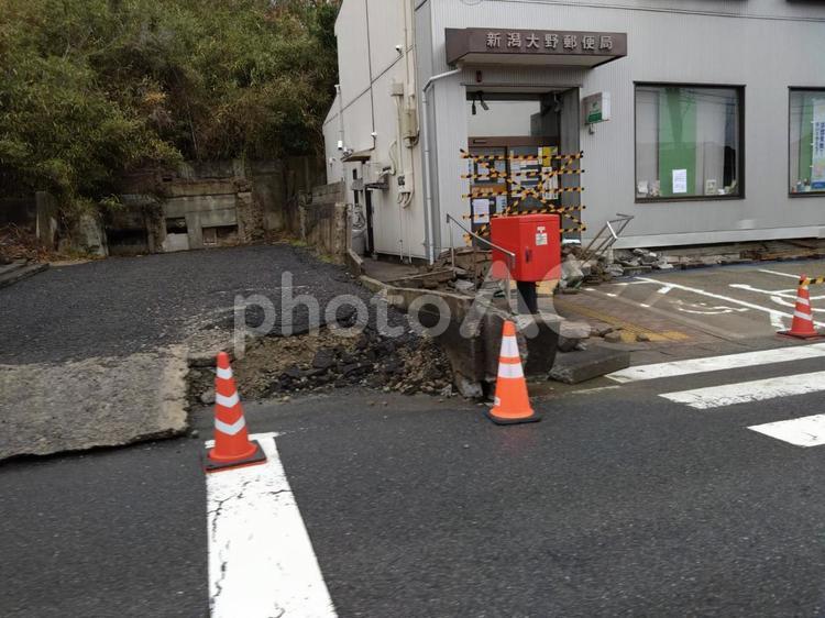 新潟市西区　液状化現象被害19 地震,液状化,液状化現象の写真素材