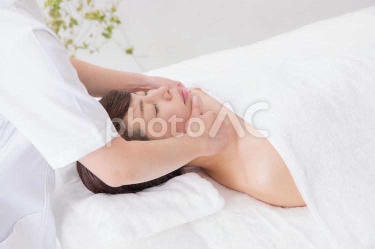 エステを受ける女性 フェイスライン,輪郭,たるみの写真素材