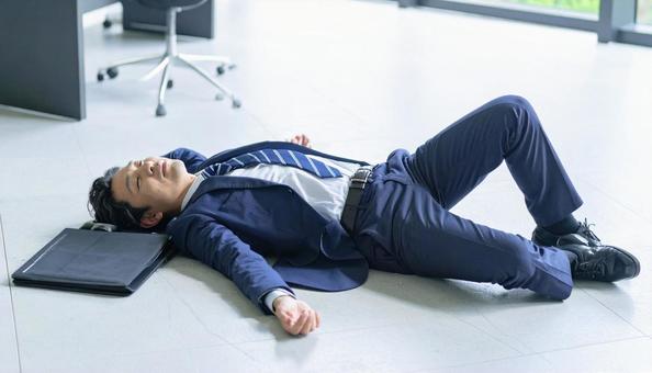 休憩する日本人のサラリーマン 休憩する日本人のサラリーマンの写真