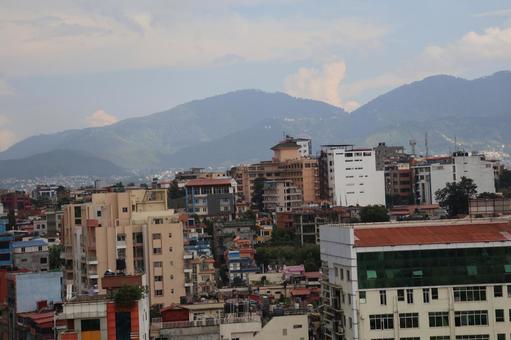 カトマンズの街並みと山並みと空の風景 カトマンズ,街並み,山並みの写真素材
