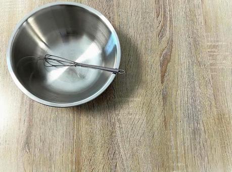 泡立て器を入れたステンレスボウルの写真 泡立て器を入れたステンレスボウルの写真 ボウル,泡立て器,ステンレスボウルの写真素材