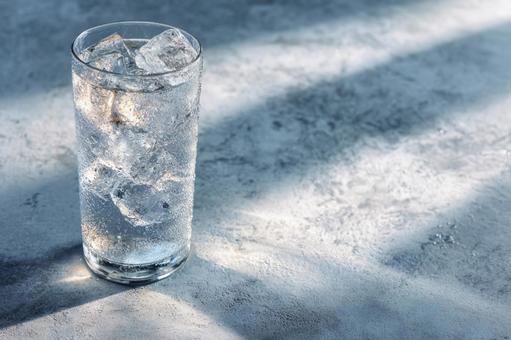 きらめく氷と飲料水 きらめく氷と飲料水の写真