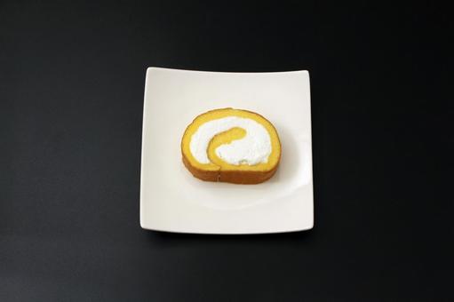 クリームロールケーキ一切れ クリームロールケーキ一切れ ケーキ,ロールケーキ,クリームの写真素材