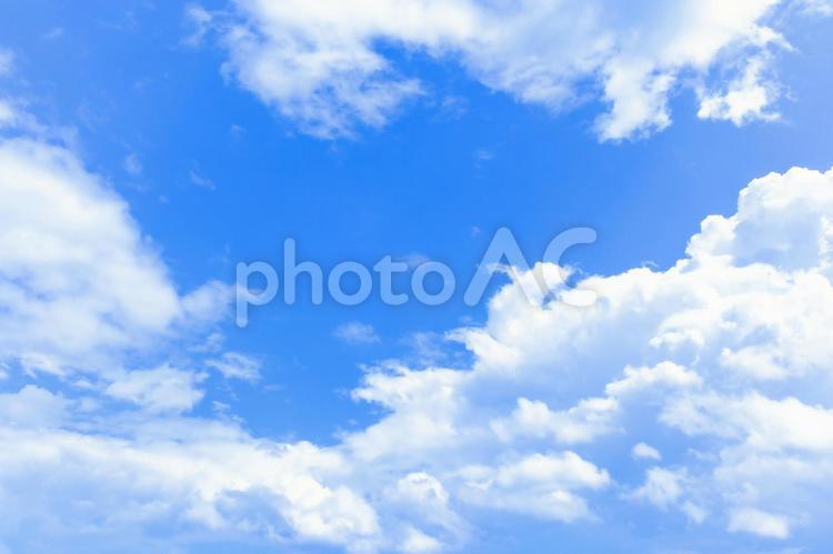 高画質　青空の背景素材　雲有り　 青空,空,夏の写真素材