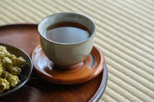 和室畳の上に抹茶ポップコーンと日本茶 和室畳の上に抹茶ポップコーンと日本茶 日本茶,茶,緑茶の写真素材