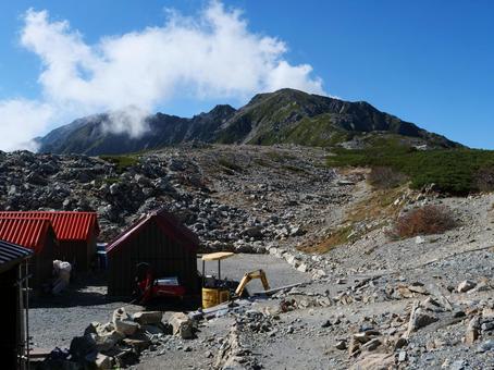 北岳山荘と間ノ岳 北岳山荘と間ノ岳 北岳,北岳山荘,尾根の写真素材