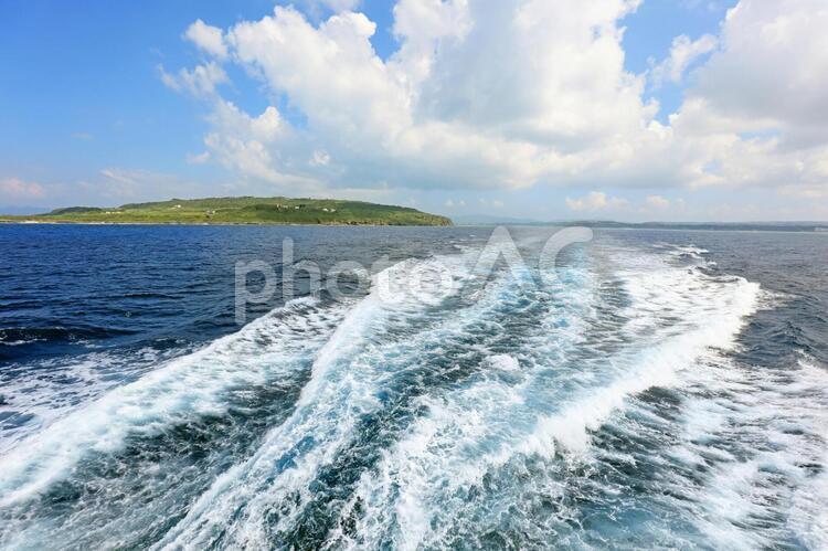 美しい沖縄の海と航跡 沖縄,海,航跡の写真素材