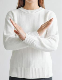 ダメのポーズをしている人 ダメのポーズをしている人の写真