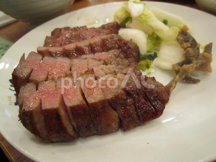 白菜の漬物と美味しそうな厚切りの牛タン。 牛タン,厚切り,食事の写真素材