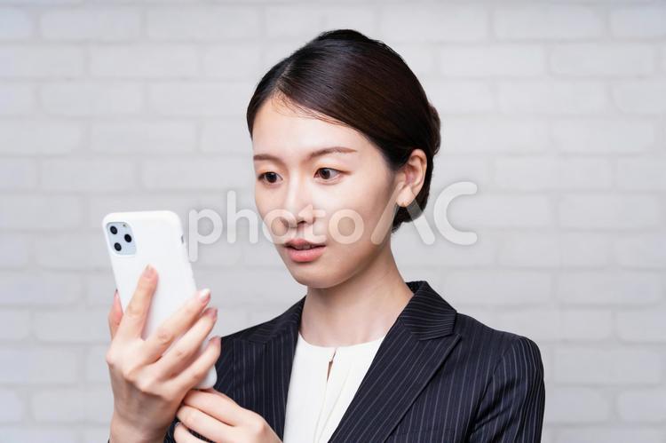 スマートフォンを使うビジネスウーマン スマホ,女性,メールの写真素材