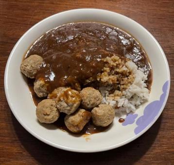 七分突きご飯にレトルトカレーと肉団子 七分突きご飯にレトルトカレーと肉団子 七分突きご飯,レトルトカレー,肉団子の写真素材