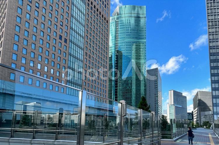 ガラスの仕切りも美しい都会のビジネス街 高層ビル,都市風景,ビジネスの写真素材