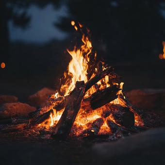 暗闇にゆらめくキャンプファイヤーの炎 暗闇にゆらめくキャンプファイヤーの炎の写真