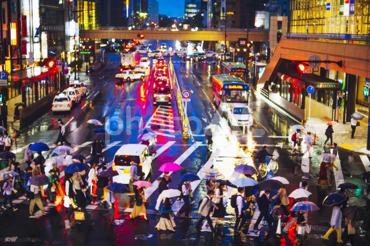 夜の横断歩道を渡る人々 ビジネスイメージ ビジネスマン,会社員,仙台の写真素材