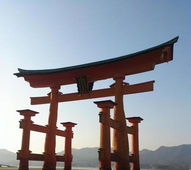 静寂の朝、厳島神社の大鳥居 静寂の朝、厳島神社の大鳥居の写真