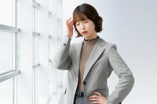 考えごとをする女性・ビジネスウーマン 女性,考える,悩むの写真素材