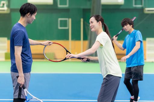 スポーツジムでテニスをする若い男女 テニス,テニススクール,スポーツジムの写真素材