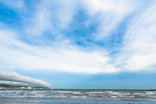 青い大空と波落ち際の海岸 風景,海,青空の写真素材