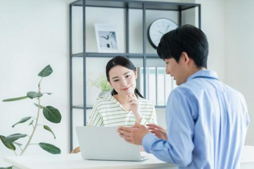 相談する若い女性 相談する若い女性 パソコン,カウンセリング,受付の写真素材