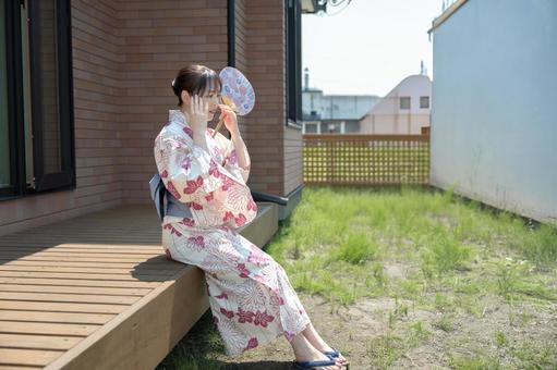 不安そうな浴衣女性 不安そうな浴衣女性 頭痛,熱中症,体調不良の写真素材