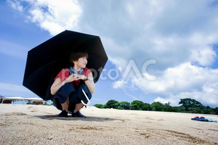 素材＞夏の海で日傘に隠れて沖を眺める女性 女性,人物,夏の写真素材