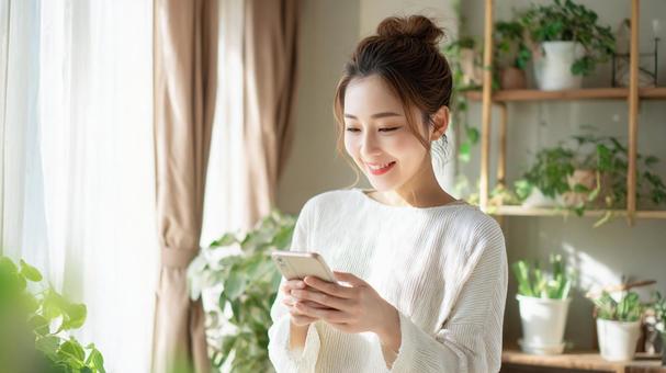 スマホを見る女性 スマホを見る女性の写真