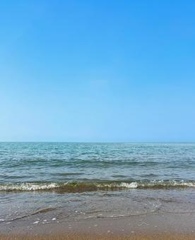 夏の青い海とビーチに打ち寄せる波 夏の青い海とビーチに打ち寄せる波 海,波,青空の写真素材