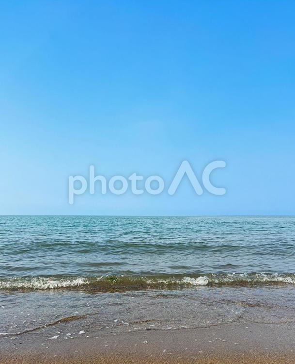 夏の青い海とビーチに打ち寄せる波 海,波,青空の写真素材